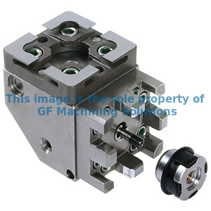For horizontal mounting of Macro holders.
Supplied with drawbar for screw locking.