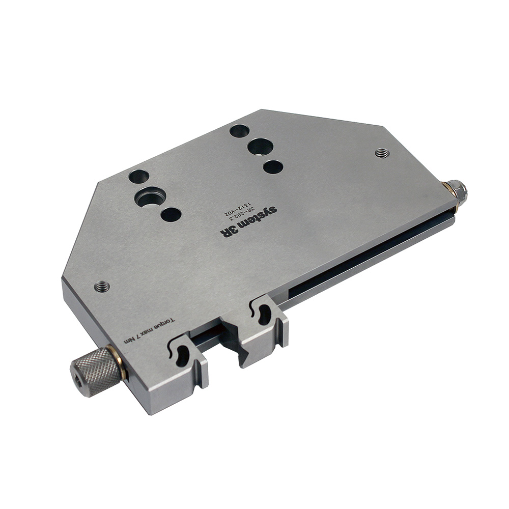 For vertical or horizontal collision-free clamping of round workpieces (Ø3-15 mm). Alternatively, rotate the movable jaw and use as a regular 3R-292.3 vice for rectangular workpieces (0-100 mm).