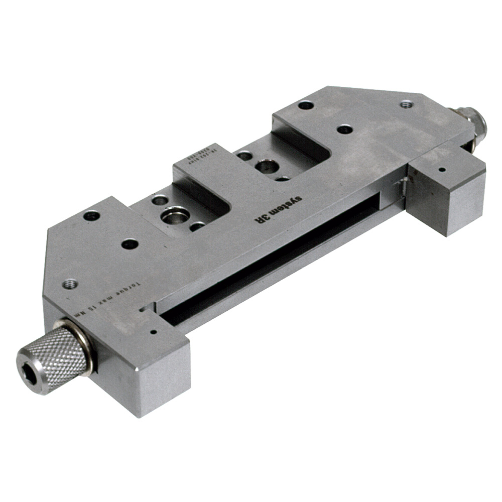Vice with solid jaws for clamping rectangular workpieces up to 150 mm. Note: Mounts on HP, Magnum or MacroTwin levelling adapter.